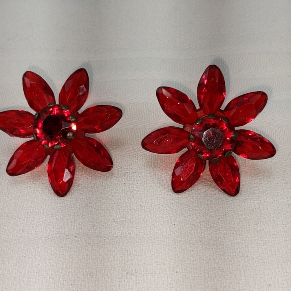 🇨🇦 Rare Late 1930s Lucite Screw-back Earrings.